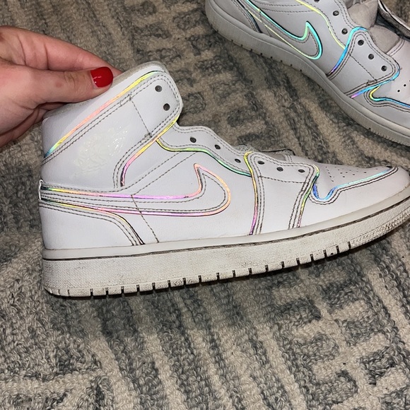 Women’s Jordan 1 mid iridescent reflective white - Picture 2 of 5